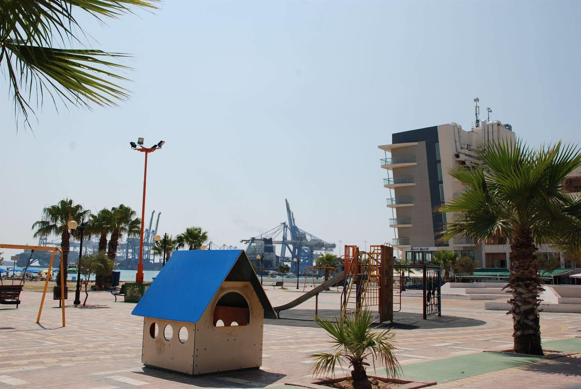 Water's Edge Hotel 3*